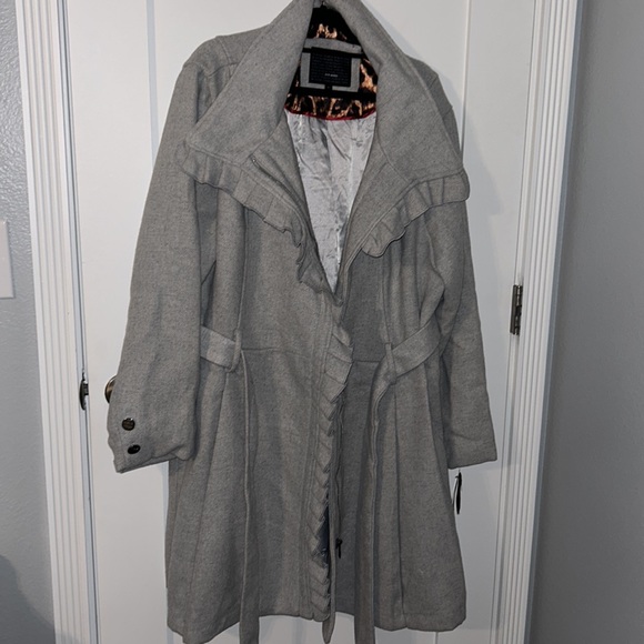 Steve Madden Light Gray Ruffle Trench Coat, Size 1X - Picture 8 of 14